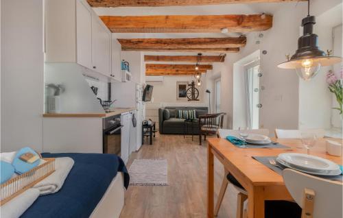 O zonă de relaxare la Beautiful Apartment In Novi Vinodolski