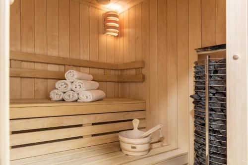 una sauna con toallas y un montón de toallas en Apartament Czorsztyn en Kluszkowce