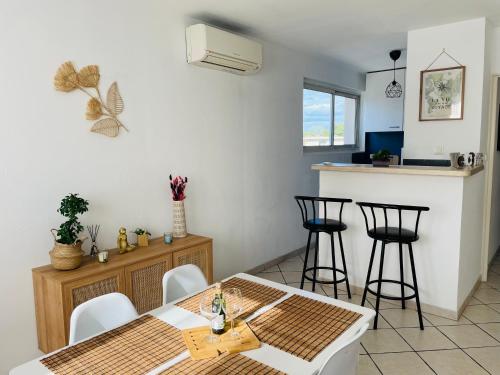 une chambre avec une table, des chaises et un bar dans l'établissement Las Sorbes - T3 - Spacieux lumineux, climatisé, à Montpellier
