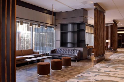 a lobby with a couch and a table and chairs at Louisville Marriott Downtown in Louisville