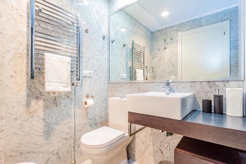 ein Bad mit einem WC, einem Waschbecken und einer Dusche in der Unterkunft GEMELOS sea view apartment in Benidorm