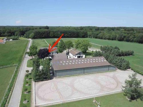 una vista aérea de una casa con un gran patio en Hus på 100 m2 ved skov en Hårlev