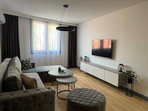 ein Wohnzimmer mit einem Sofa und einem Tisch in der Unterkunft Crystal Apartments Old Town Sarajevo in Sarajevo