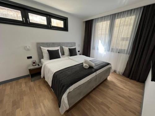 Ένα ή περισσότερα κρεβάτια σε δωμάτιο στο Crystal Apartments Old Town Sarajevo