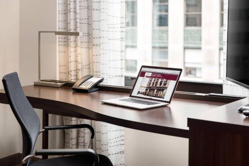 Televisyen dan/atau pusat hiburan di Residence Inn by Marriott Chicago Downtown/Loop