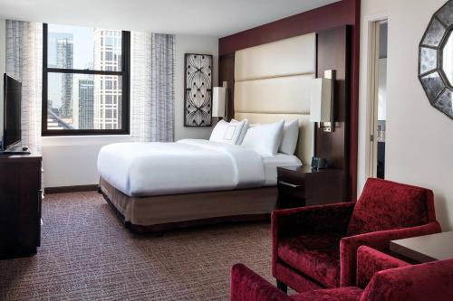 ein Hotelzimmer mit einem Bett und einem Stuhl in der Unterkunft Residence Inn by Marriott Chicago Downtown/Loop in Chicago