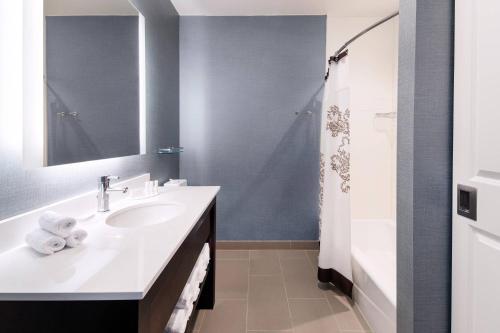 Bilik mandi di Residence Inn by Marriott Chicago Downtown/Loop