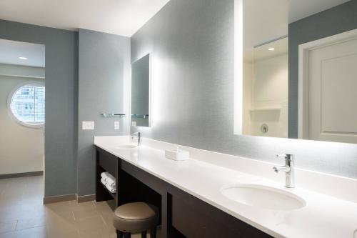 Bilik mandi di Residence Inn by Marriott Chicago Downtown/Loop