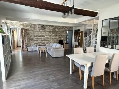 un salon avec une table et des chaises blanches dans l'établissement Appartement familial entre Cannes et Juan-les-Pins, à Vallauris