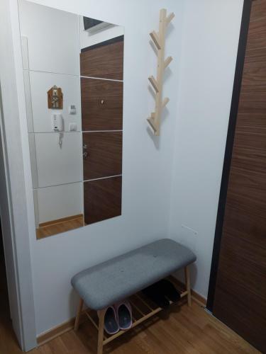 a bathroom with a bench and a mirror at Apartman Anastasija Vrnjačka Banja in Vrnjačka Banja