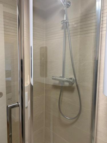 eine Dusche mit einem Schlauch im Bad in der Unterkunft Paris - Notre Dame - Panthéon - Luxembourg - 30 m2 in Paris