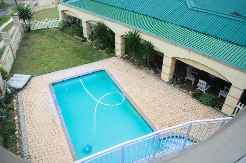 uma vista superior de uma piscina numa casa em Ocean Breeze Beach House em Port Shepstone