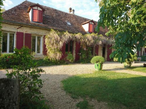 ein Haus mit roten Fensterläden und einem Hof in der Unterkunft Domaine de Bellevue Cottage en Périgord- Bergerac 5mn - Petits-déjeuners inclus - Salle d'eau privative - Parc 3ha - Parking Privé Gratuit in Lembras