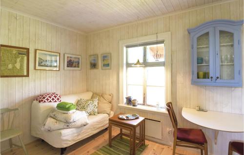 sala de estar con sofá y mesa en Lovely Home In Hinds With Kitchen en Hindås