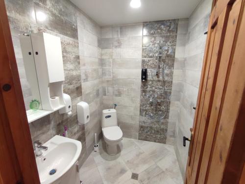 La salle de bains est pourvue de toilettes et d'un lavabo. dans l'établissement Longoz, à Bliznatsi