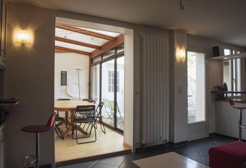 a room with a table and chairs and a dining room at Villa Manarola - 10pers/4Ch - jacuzzi & jardin in Longjumeau