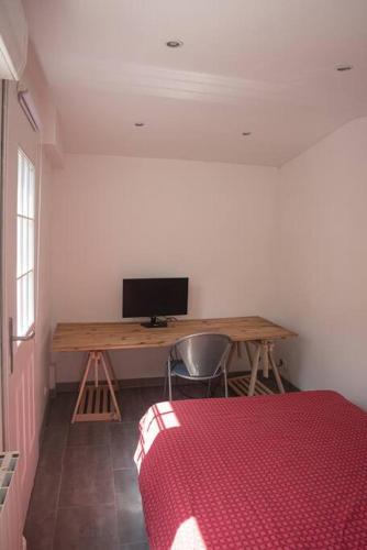 a bedroom with a desk with a computer on it at Villa Manarola - 10pers/4Ch - jacuzzi & jardin in Longjumeau