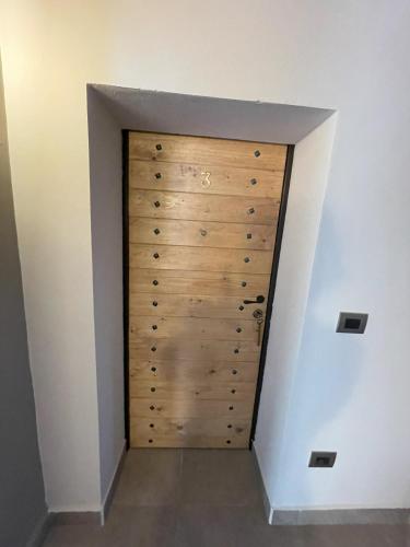 a room with a wooden door in a wall at Villa Paladini in Montefiascone