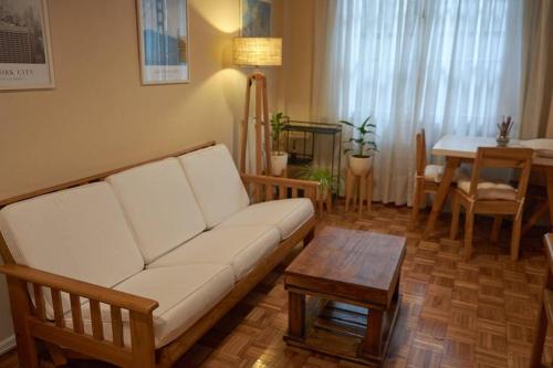 sala de estar con sofá blanco y mesa en Departamento Downtown en Buenos Aires