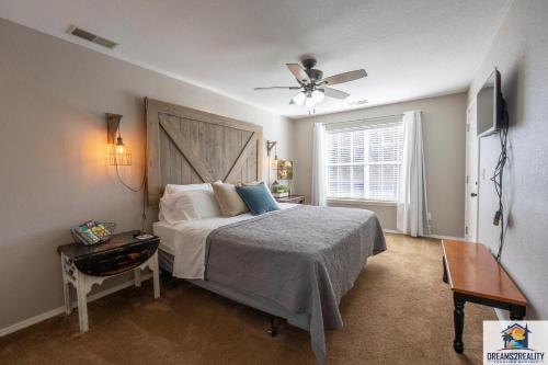 een slaapkamer met een bed en een plafondventilator bij 3BR Updated Walk-In Condo - Near the Strip - FREE TICKETS INCLUDED - CH4-4 in Branson