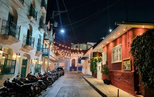 uma fila de motocicletas estacionadas numa rua à noite em AMiNA Inn em Flores