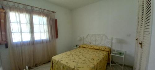 ein kleines Schlafzimmer mit einem Bett und einem Fenster in der Unterkunft APARTAMENTO EN LA PLAYA in Manilva