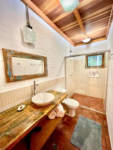 a bathroom with a sink and a toilet at Chalés Vila Flor in Gonçalves