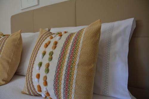 a group of pillows sitting on a bed at Casa do Alfaiate in Chãos