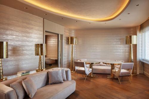 Executive Suite with Lounge Access