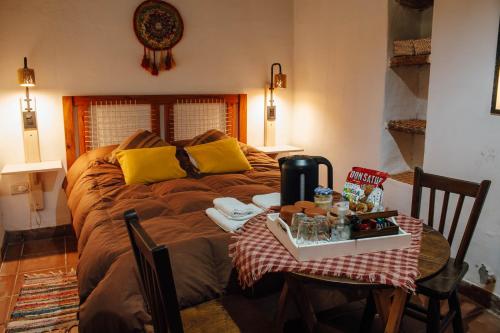 a bedroom with a bed and a table with a tableablish at Casa de la Flia. Sánchez in Humahuaca