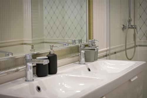 y baño con lavabo blanco y espejo. en Villa Garden, en Eger