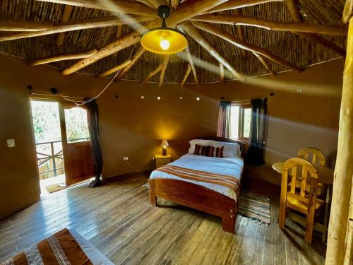 Tempat tidur dalam kamar di Ekokuelap Lodge y turismo alternativo