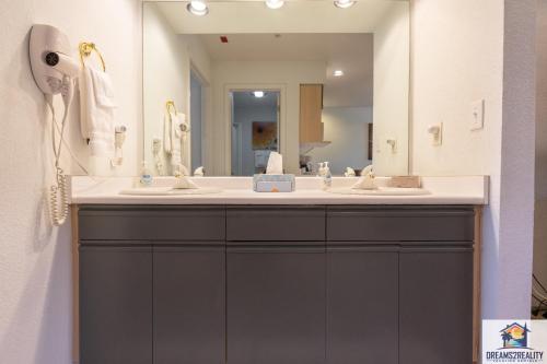 Un baño de 1BR Walk-In Condo with 2 Person Jacuzzi Tub - Near the Strip - FREE TICKETS INCLUDED - CH5-3