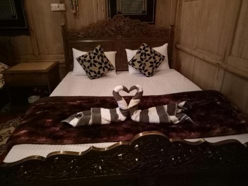 Uma cama ou camas num quarto em Fabulous Kashmir Srinagar