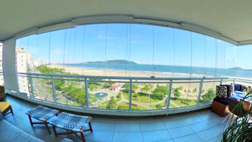 ventana grande en un edificio con vistas a la playa en Book Santos - Unlimited 801 - Frente Mar de Verdade!, en Santos