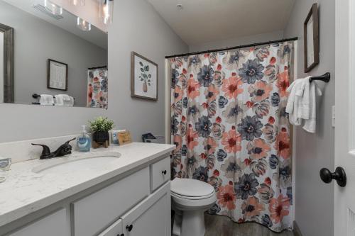 uma casa de banho com um WC e uma cortina de chuveiro em 3BR Updated Condo - Family Games - Enclosed Patio - FREE TICKETS INCLUDED - CH3-2 em Branson