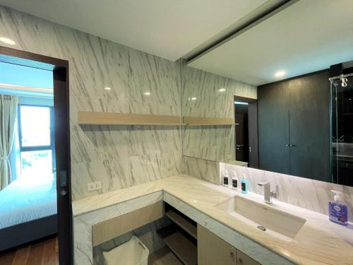 Koupelna v ubytování Luxury sea view apartment at Panora by Lofty
