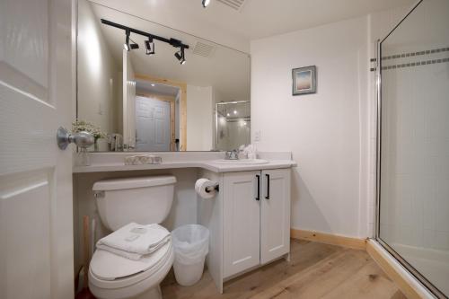 Ένα μπάνιο στο Glaciers Reach by Allseason Vacation Rentals