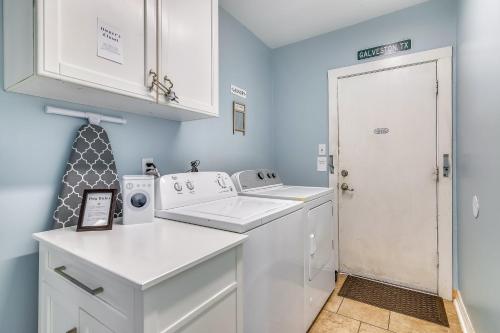 una cocina con fregadero y lavadora en A Bended Oak Bungalow, en Galveston