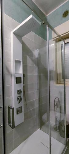 eine Dusche mit Glastür im Bad in der Unterkunft Rosy home in Ribera