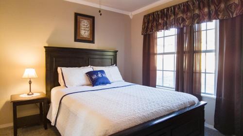 Un dormitorio con una cama grande y una ventana en 2BR Walk-In - Central Location - FREE TICKETS INCLUDED - FC41-17, en Branson