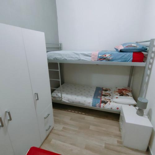 Cette petite chambre comprend des lits superposés et un placard. dans l'établissement Rosy home, à Ribera