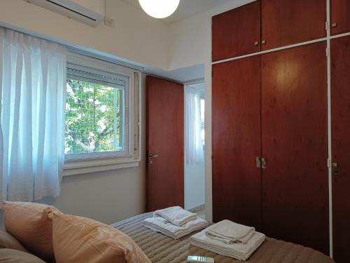 a bedroom with a bed and a window with towels at Hermoso departamento en el corazón de Palermo Soho in Buenos Aires