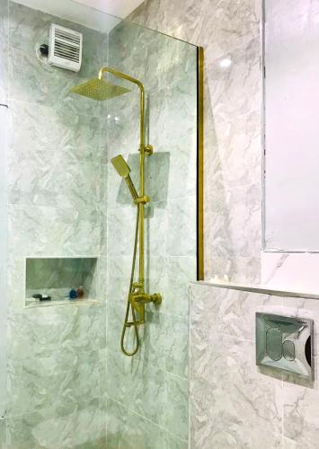 baño con ducha y puerta de cristal en De Fivez, en Lagos