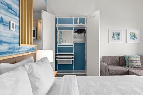 卡納維拉爾角的住宿－TownePlace Suites by Marriott Cape Canaveral Cocoa Beach，一间卧室配有一张床、一张沙发和一把椅子