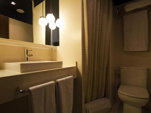Un baño de Hostal Badaloní