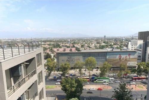 a view of a city with a building and a parking lot at PYB Souper Deptos in Santiago