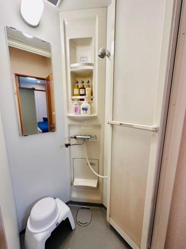 a small bathroom with a toilet and a mirror at MoRi House IN 伊勢佐木町 in Yokohama