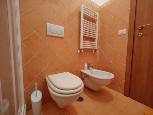 La petite salle de bains est pourvue de toilettes et d'un lavabo. dans l'établissement Incantevole Casina di Mara WiFi molto attrezzata, à Tuscania