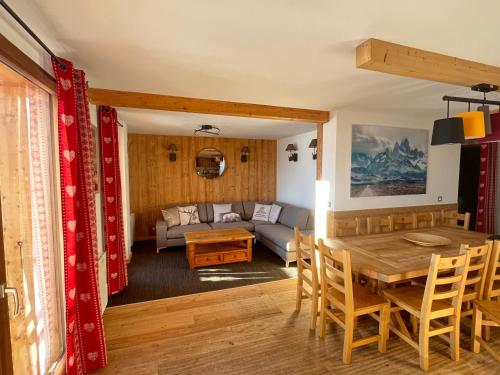 ラルプ・デュエズにあるChalet Grande Etoile des Neigesのテーブルとソファのあるリビングルーム